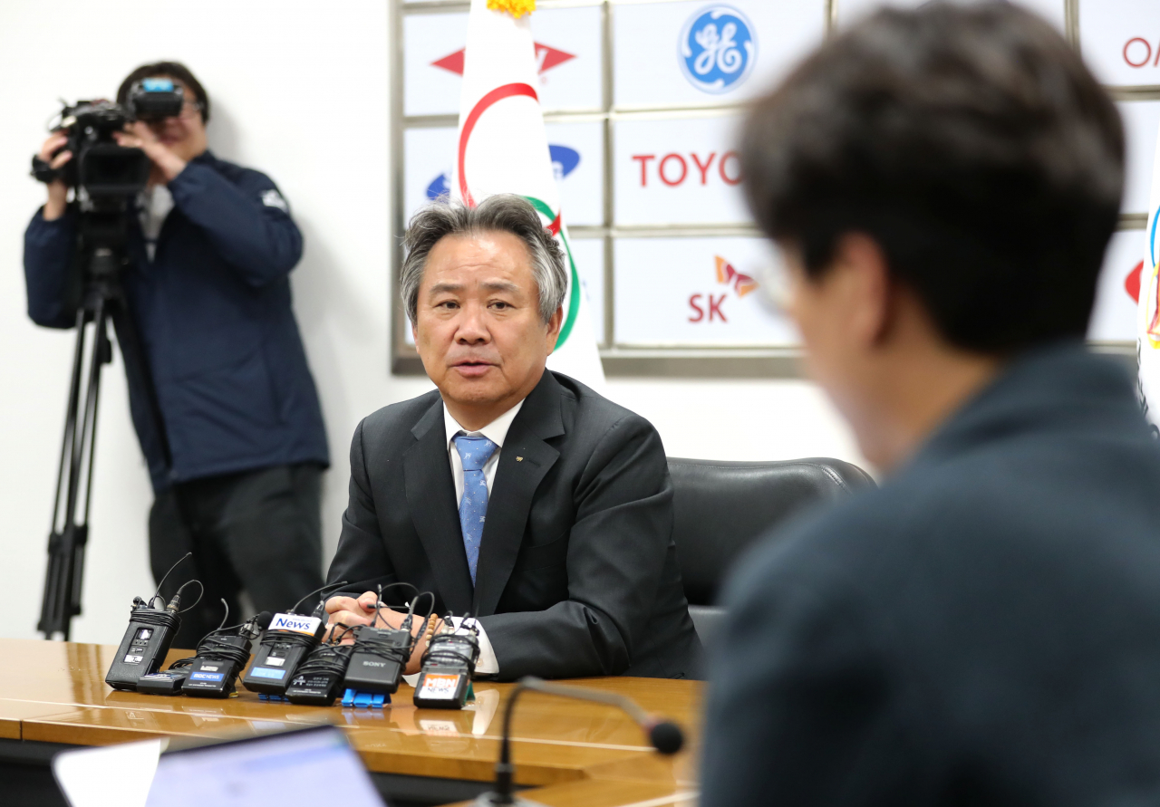 이기흥 대한체육회장이 지난 19일 서울 송파구 대한체육회에서 열린 도쿄올림픽 관련 국제올림픽위원회(IOC) 화상회의를 마친 뒤 취재진의 질문에 답하고 있다. [연합]