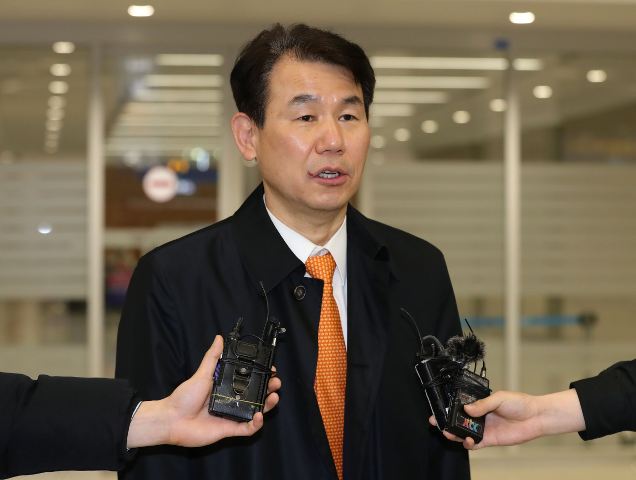 Jeong Eun-bo, Korea's chief negotiator for the defense cost-sharing talks with the United States, answers questions upon return from the talks in the US on Saturday. (Yonhap)