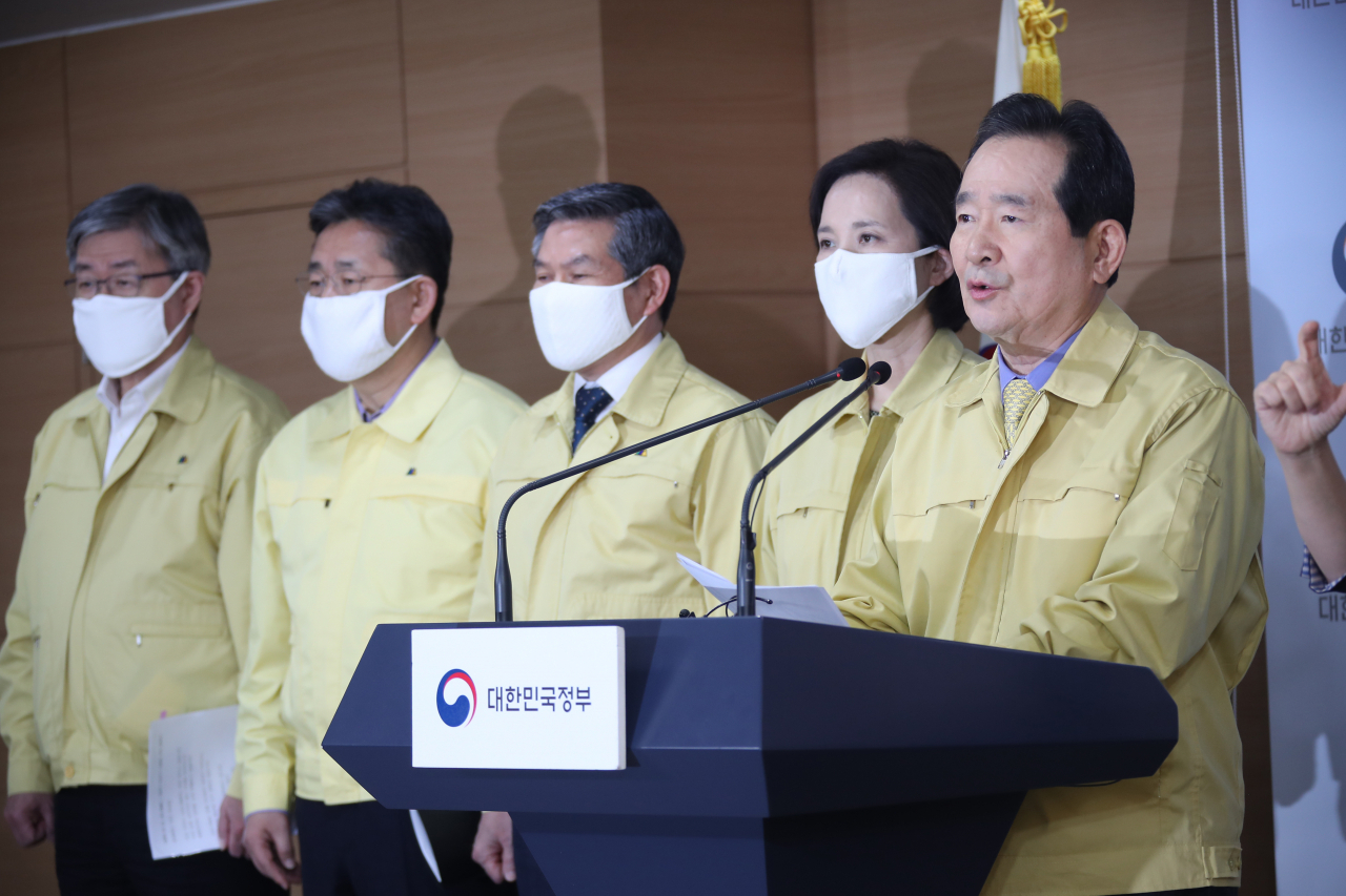 정세균 국무총리가 지난 21일 오후 정부서울청사에서 사회적 거리두기 관련 대국민 담화를 발표하고 있다. 왼쪽부터 이재갑 고용노동부 장관, 박양우 문화체육관광부 장관, 정경두 국방부 장관, 유은혜 부총리 겸 교육부 장관, 정 총리. [연합]