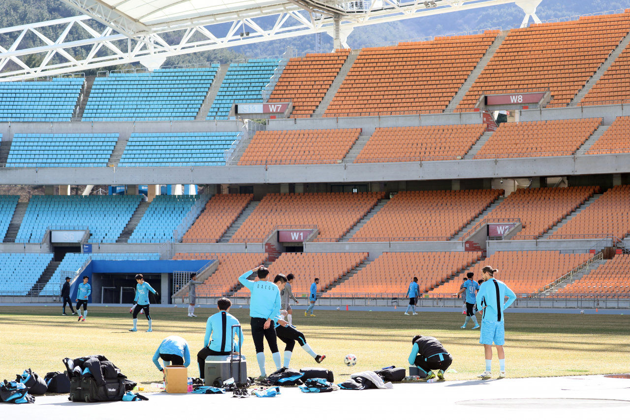 신종 코로나바이러스 감염증(코로나19) 확산으로 프로축구 K리그 개막이 지난달 29일에서 무기한 연기된 가운데 지난 11일 대구시 수성구 노변동 대구스타디움에서 대구FC 선수들이 훈련하고 있다. [연합]