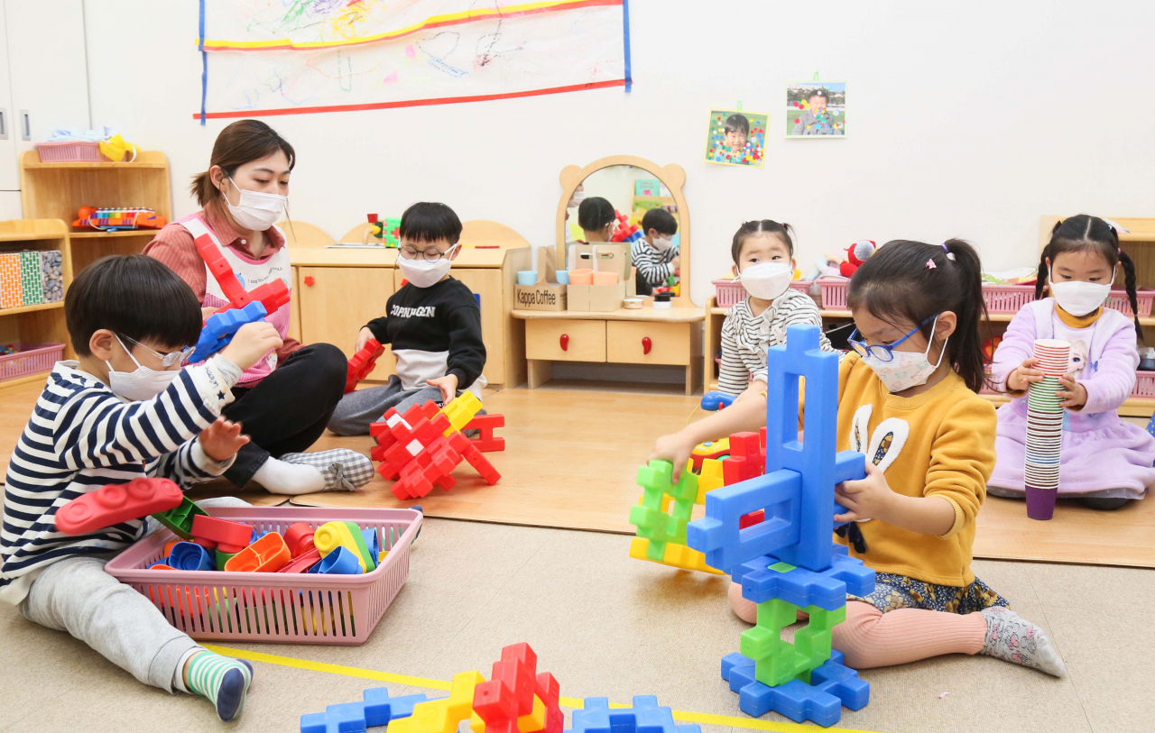 어린이집 원생들이 마스크를 착용한 모습. [용인시 제공]
