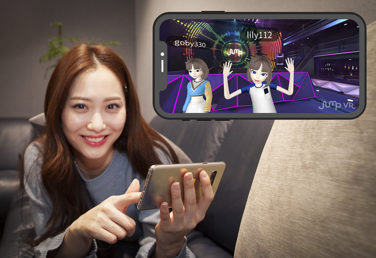 SK텔레콤 모델이 가상현실(VR) 기반 커뮤니티 서비스 '버츄얼 소셜 월드 모바일'을 이용하고 있다. [SK텔레콤 제공]