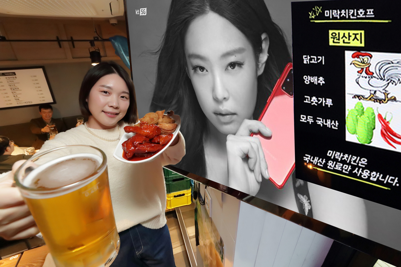 KT 모델이 소상공인 매장에서 활용 중인 올레 tv '우리가게tv' 서비스를 소개하고 있다. [KT 제공]