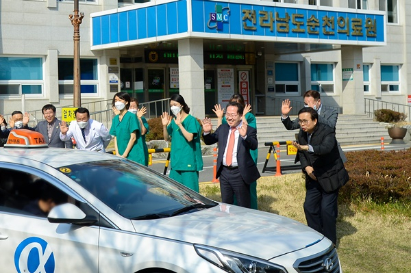 코로나19 대구지역 환자들이 전남 순천의료원에서 치료를 받고 완치돼 허석 순천시장(가운데)과 서종옥 순천시의사회장의 환송을 받으며 퇴원하고 있다. [순천시 제공]