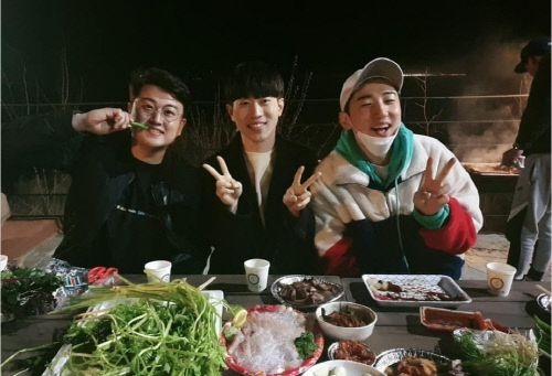 김호중(왼쪽)이 안성훈(중간), 영기(왼쪽부터)와 영흥도 단합대회에서 찍은 사진