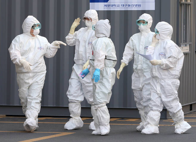 17일 오전 대구시 중구 계명대학교 대구동산병원에서 방호복을 입은 의료진이 교대 근무를 위해 신종 코로나바이러스 감염증(코로나19) 환자가 있는 병동으로 향하고 있다. [연합]