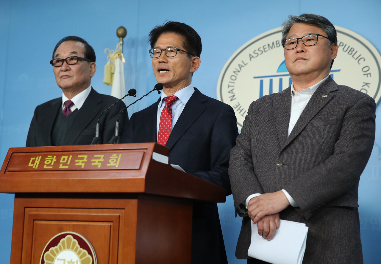 김문수, 조원진 자유공화당 공동대표와 서청원 의원이 4일 오후 국회 정론관에서 박근혜 전 대통령의 "거대 야당 중심으로 힘을 합쳐 달라"는 옥중서신과 관련 기자회견을 하고 있다. [연합]