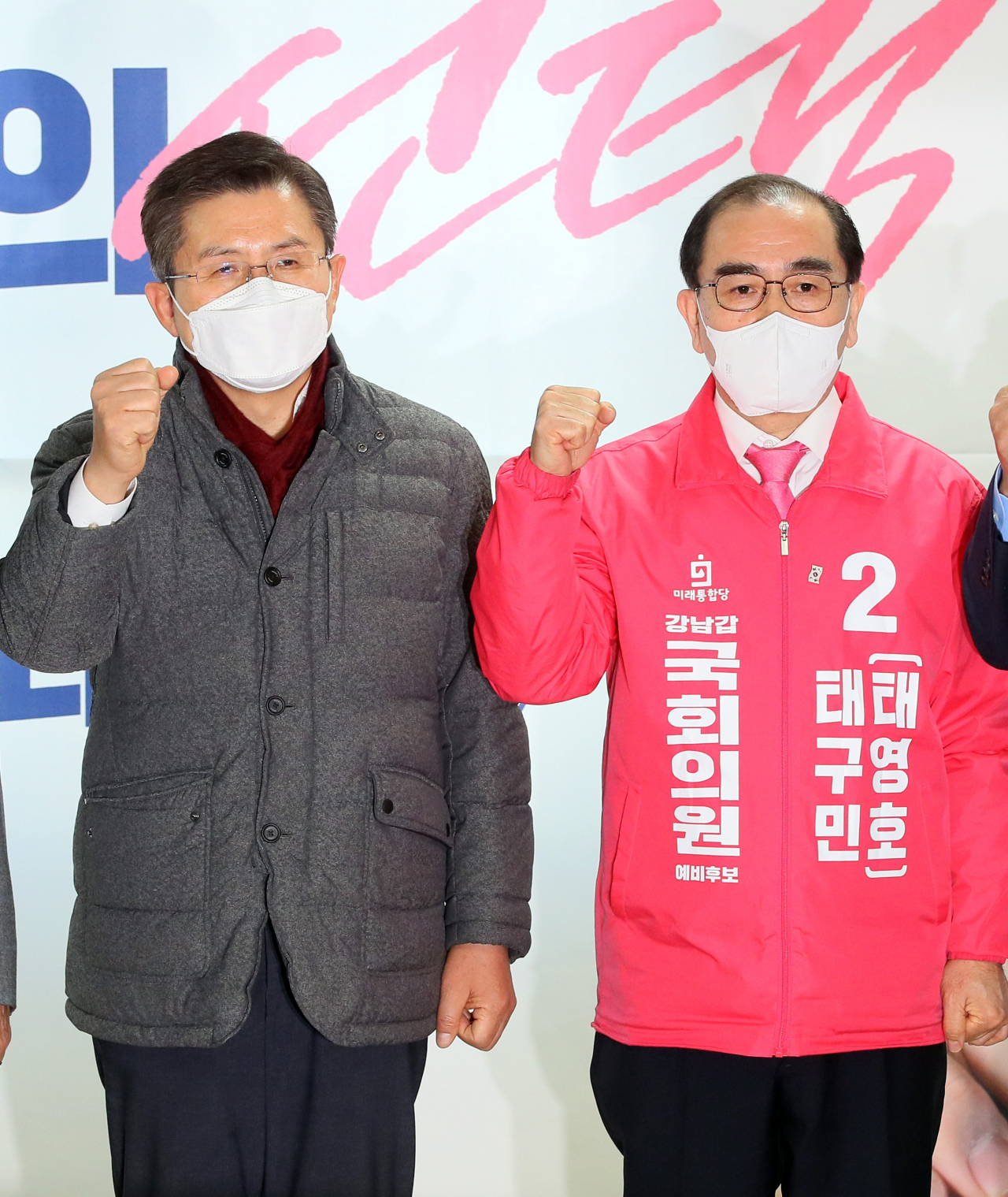 황교안 미래통합당 대표, 태구민(태영호) 서울 강남갑 국회의원 예비후보가 22일 서울 강남구 도산대로 태 후보 선거사무소에서 필승을 다짐하고 있다. [연합]