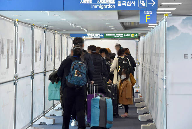 인천국제공항 1터미널에 도착한 탑승객 중 코로나19 유증상자들이 별도의 통도를 통해 이동하고 있다. 사진은 기사 내용과 직접 관련이 없음[연합]