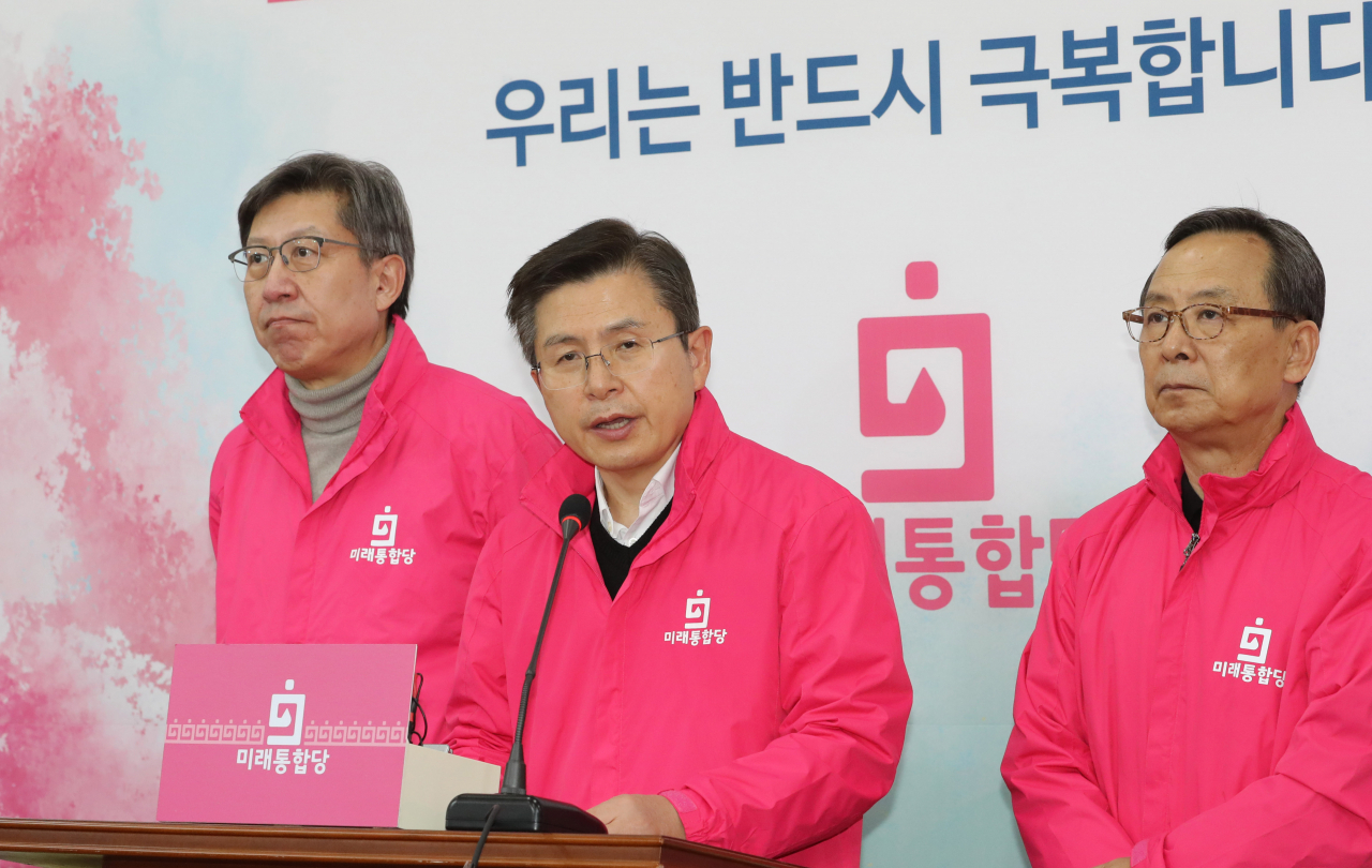 황교안 미래통합당 총괄선대위원장이 22일 오후 서울 여의도 국회에서 경제위기대책 관련 기자회견을 하고 있다. [연합]