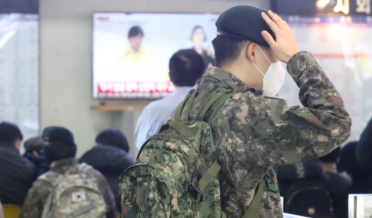 국방부가 신종 코로나바이러스 감염증(코로나19) 확산을 막기 위해 전 장병의 외출과 외박, 휴가, 면회를 통제한 지난달 23일 서울 동서울종합터미널에 부대 복귀를 앞둔 장병들이 버스를 기다리고 있다. [연합]