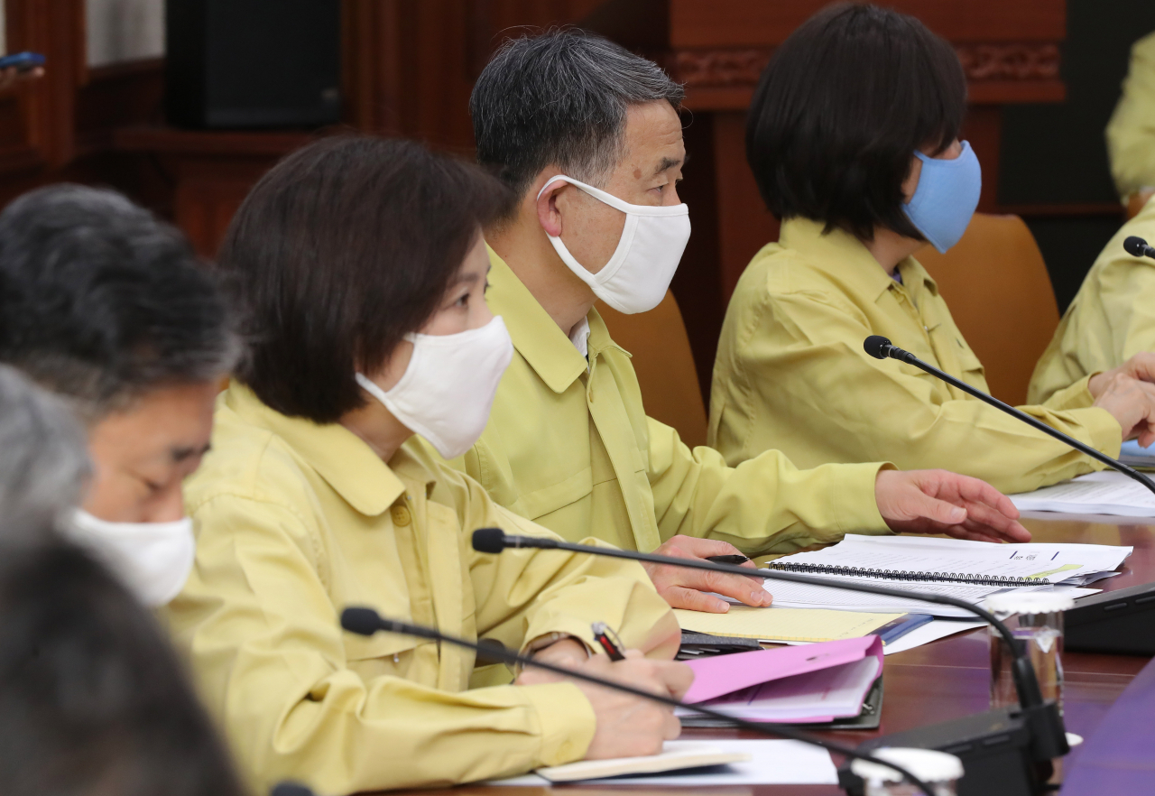 유은혜 사회부총리 겸 교육부 장관과 박능후 보건복지부 장관이 22일 오후 정부서울청사에서 열린 신종 코로나바이러스 감염증(코로나19) 대응 중앙재난안전대책본부 회의에서 정세균 국무총리의 발언을 경청하고 있다. [연합]