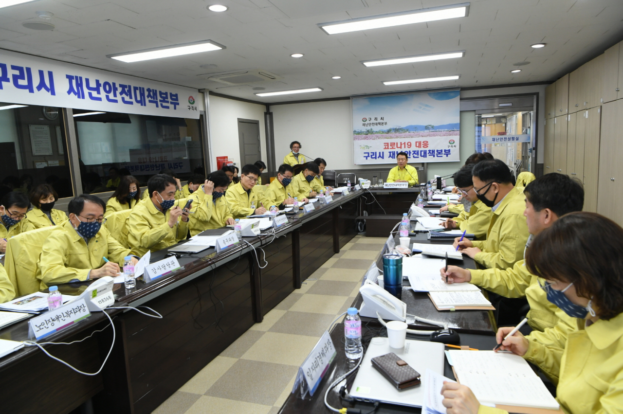 안승남 구리시장이 22일 코로나19 대응 비상대책회의를 주재했다. [구리시]