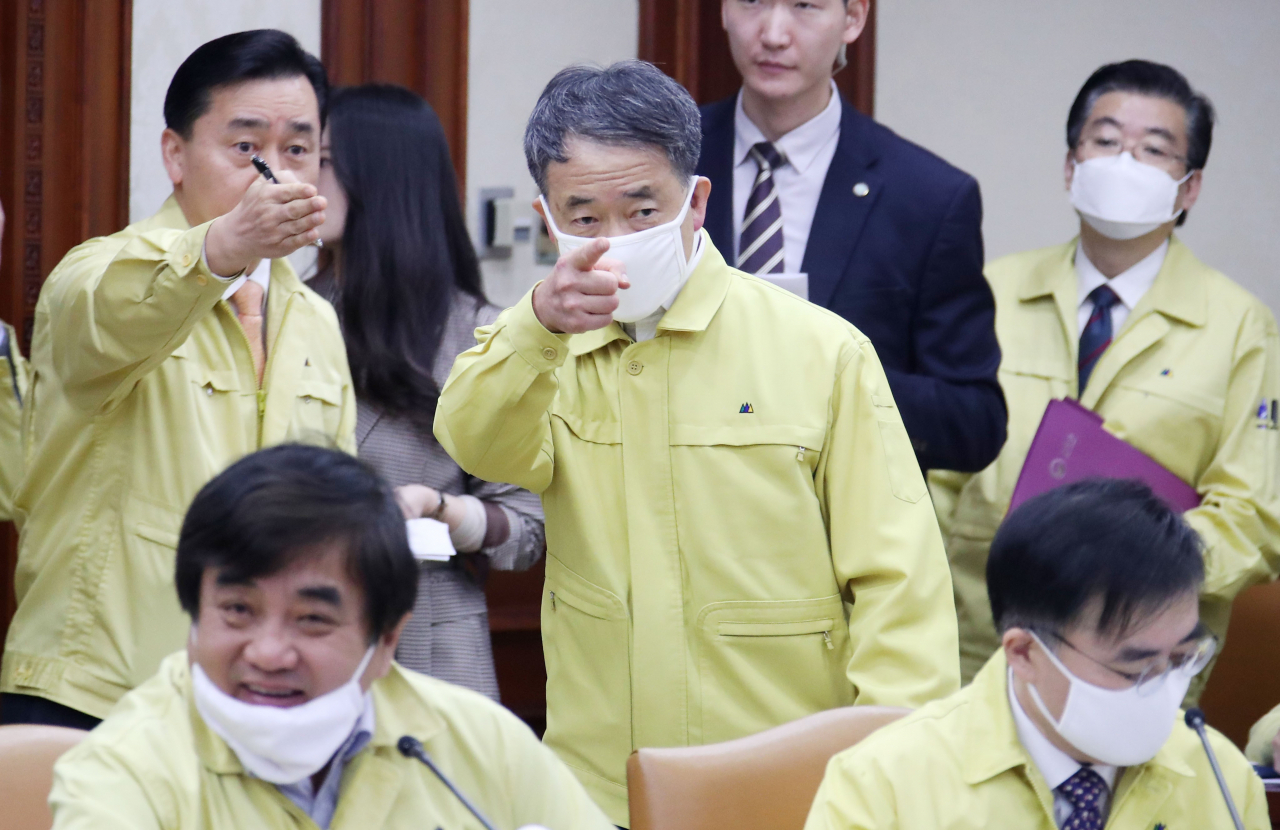 박능후 보건복지부 장관(가운데)이 지난 20일 정부서울청사에서 열린 신종 코로나바이러스 감염증(코로나19) 대응 중앙재난안전대책본부 회의에 참석하고 있다. [연합]