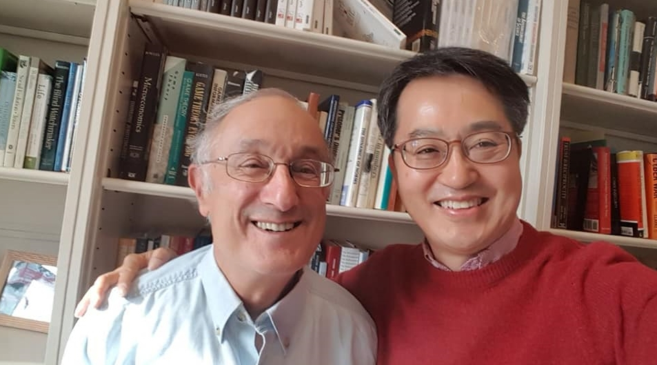 지난해 12월 미시간대를 찾은 김동연(오른쪽) 전 부총리가 은사인 로버트 액셀로드 교수와 사진을 찍고 있다. 로버트 액셀로드 교수는 게임이론의 대가로, 김 전 부총리의 박사논문을 지도했다고 한다. [김동연 페이스북]
