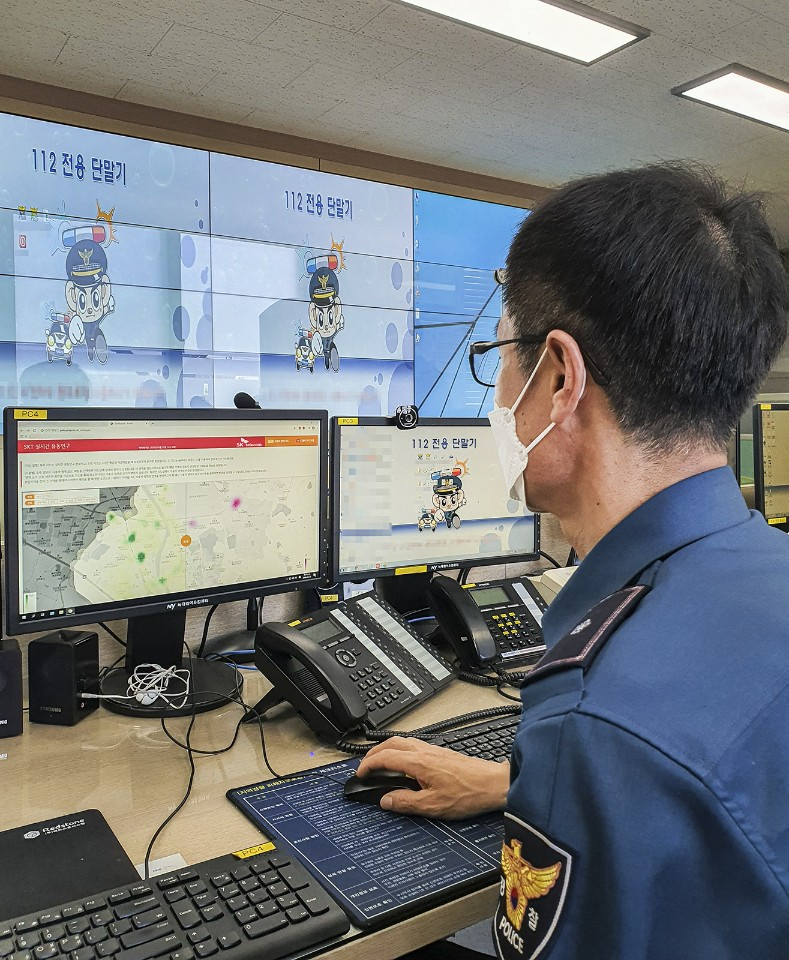 경북 경산경찰서의 경찰관이 '지오비전'을 통해 실시간 유동인구를 파악하며 핀 포인트 순찰을 준비하고 있는 모습 [SK텔레콤 제공]