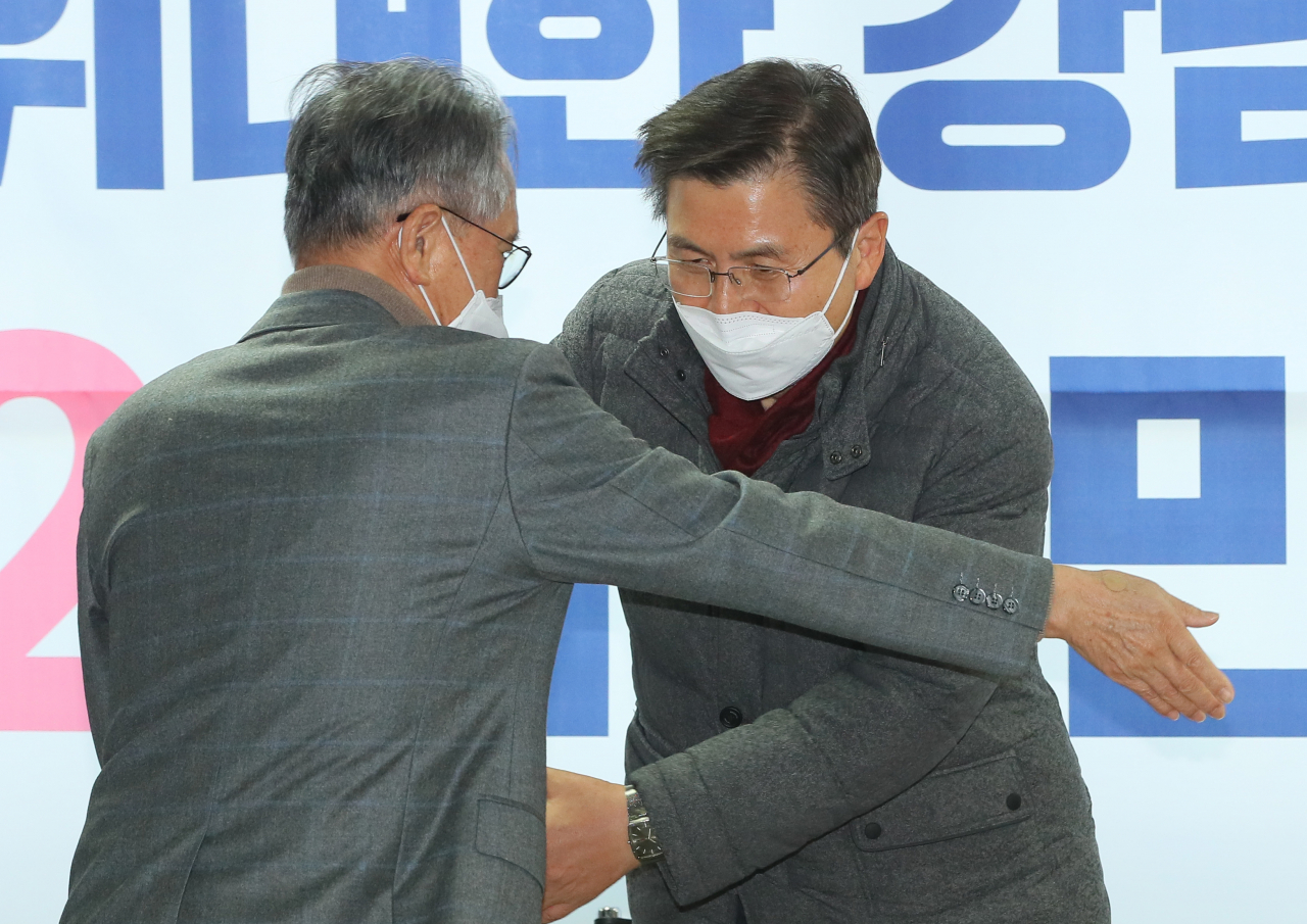 황교안 미래통합당 대표(오른쪽)와 김형오 전 공천관리위위원장이 22일 서울 강남구 도산대로에 위치한 태구민(태영호) 통합당 서울 강남갑 후보 선거사무소에서 열린 지지방문 행사에서 서로 자리를 양보하고 있다. [연합]