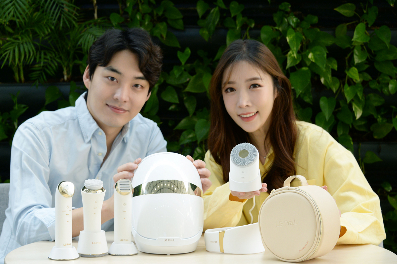 LG전자가 프리미엄 홈 뷰티기기 'LG 프라엘'을 구매하는 고객들을 대상으로 전용 액세서리, 캐시백 등을 제공하는 프로모션을 진행한다. 모델들이 LG 프라엘 제품을 소개하고 있다. [LG전자 제공]