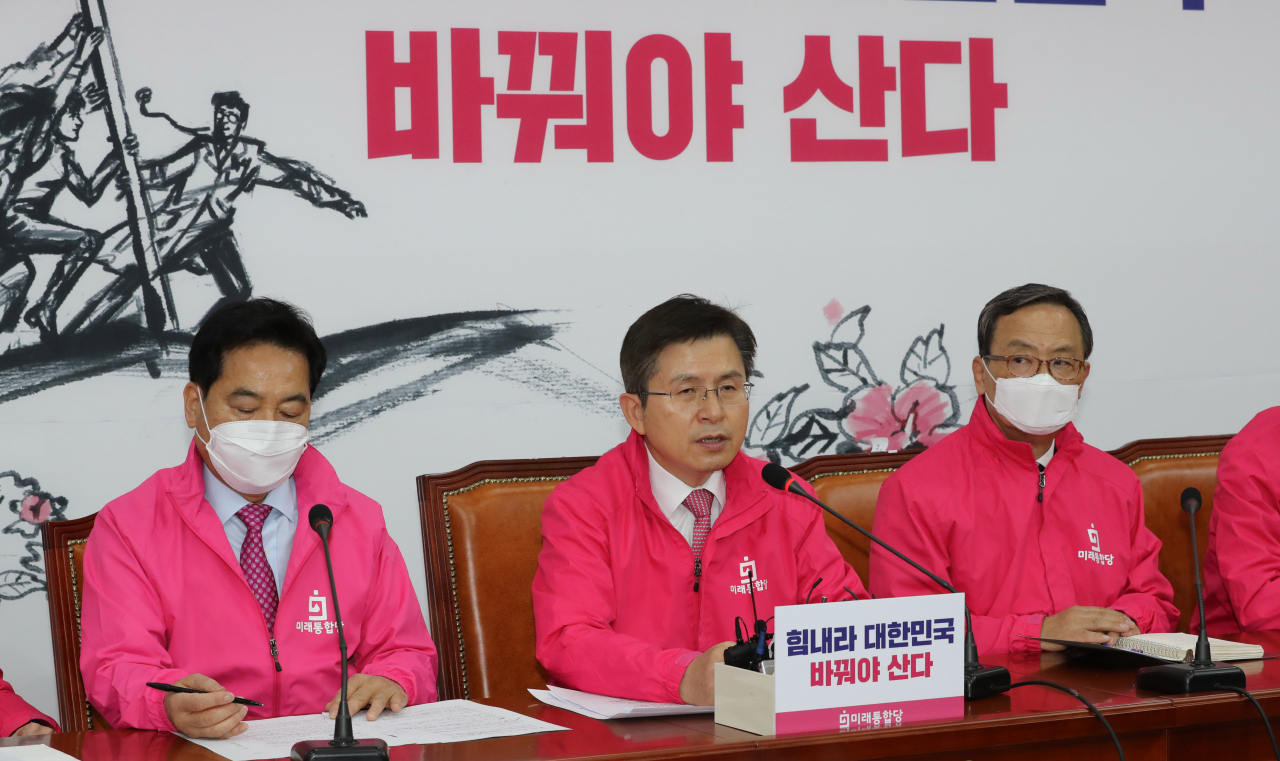 황교안 미래통합당 대표(가운데)가 23일 오전 서울 여의도 국회에서 열린 중앙선거대책위원회 회의에서 발언하고 있다. [연합]