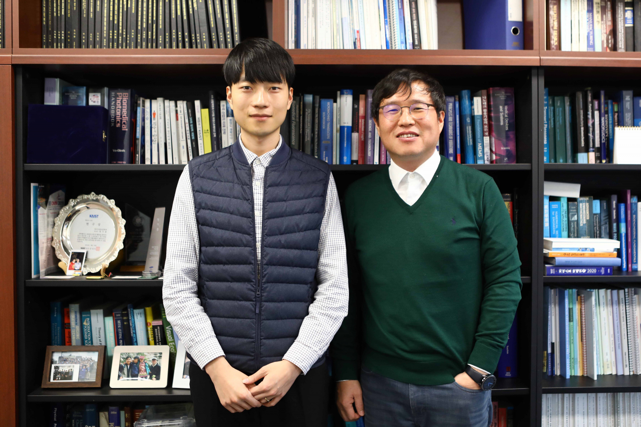 정기훈(오른쪽) KAIST 바이오 및 뇌공학과 교수와 김기수 박사과정.[KAIST 제공]