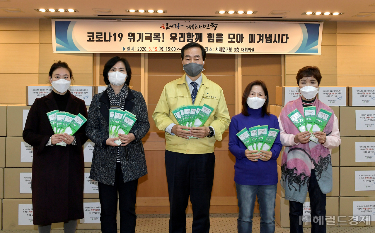 문석진 서대문구청장이 익명으로 기부받은 보건용 마스크 1만여 매를 관내 어린이집 교사와 아이돌보미들에게 전달한뒤 기념 촬영를 하고 있다. [서대문구]