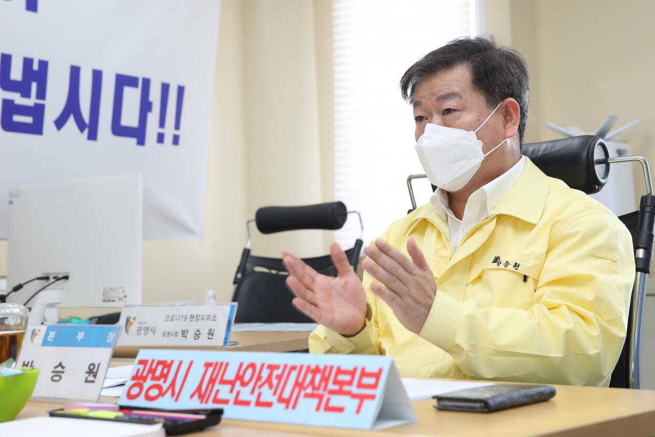코로나19 현장지휘본부 회의중인 박승원 광명시장. [광명시 제공]