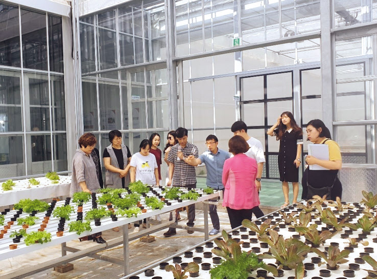 농업계 특성화고인 천안제일고 교사들이 지난해 여름 스마트팜에서 작물 재배하는 법에 대해 설명을 듣고 있다.