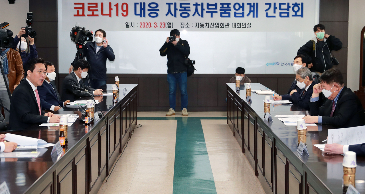 성윤모(왼쪽 첫번째) 산업통상자원부 장관이 23일 오전 서울 서초구 자동차산업회관에서 열린 코로나19 대응 자동차부품업계 간담회에서 모두발언을 하고 있다. [산업통상자원부 제공]