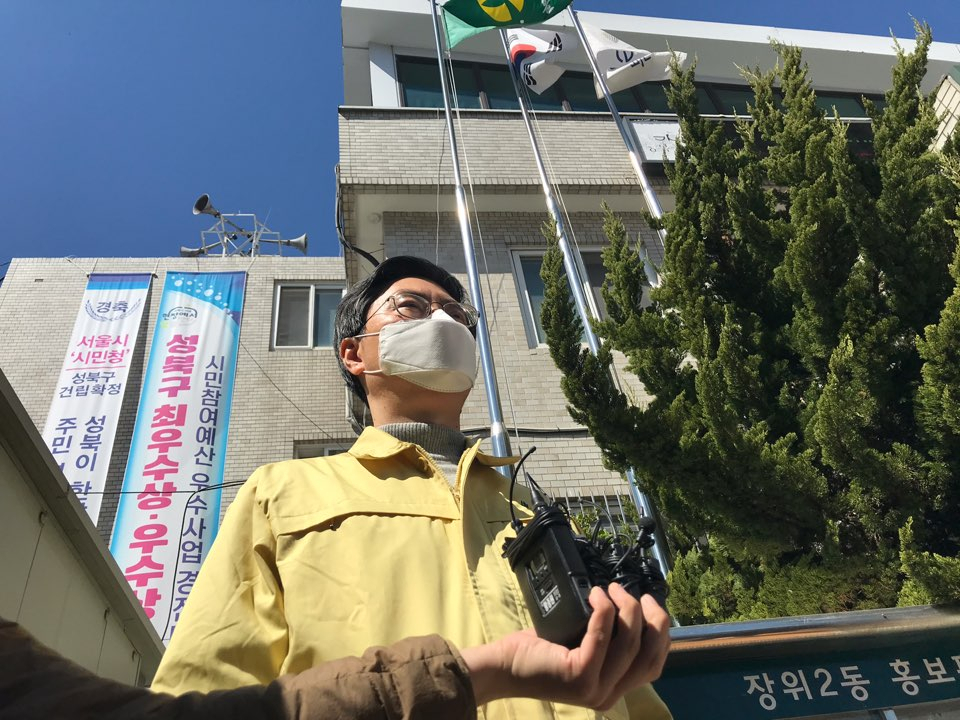 22일 현장 예배를 강행한 서울 성북구 사랑제일교회 현장점검을 마치고 김경탁 서울시 문화정책과장이 점검 결과를 브리핑하고 있다. 연합뉴스