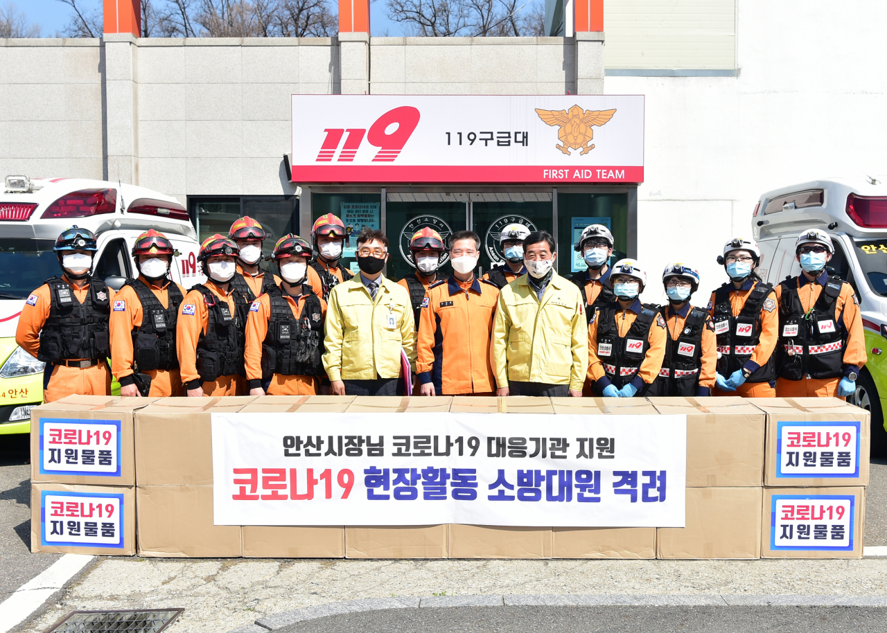 윤화섭 안산시장(오른쪽 5번째)이 안산소방서를 방문해 코로나19 현장활동 소방대원들의 노고를 격려하고 방역복과 고글 등 긴급지원물품을 전달했다. [안산시 제공]