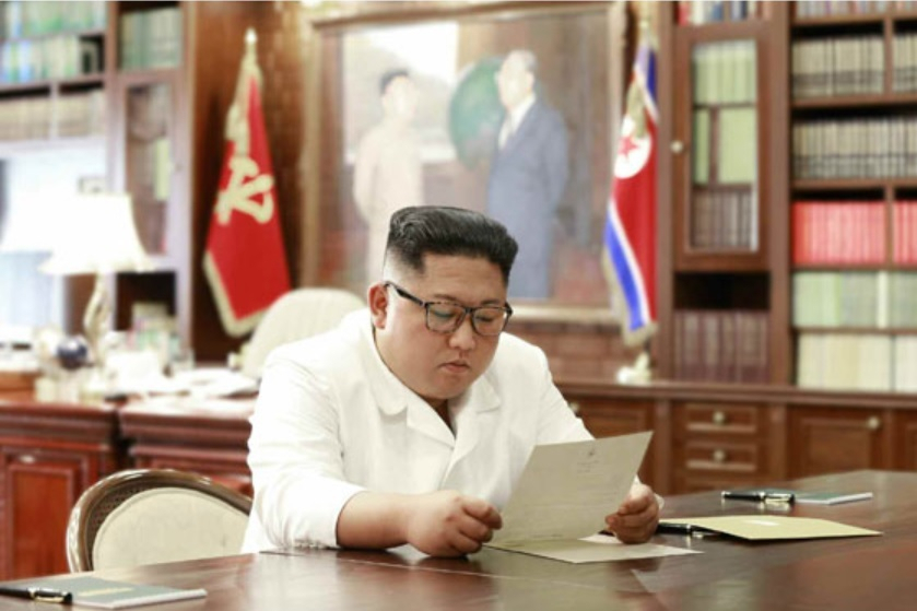 도널드 트럼프 미국 대통령이 김정은 북한 국무위원장에게 친서를 보냈지만 교착상태에 놓인 북미관계 국면 전환으로 이어지기는 어렵다는 관측이 지배적이다. 김 위원장이 2019년 6월 자신의 집무실에서 트럼프 대통령이 싱가포르 1차 북미정상회담 1주년을 맞아 보낸 친서를 읽고 있다. [헤럴드DB]