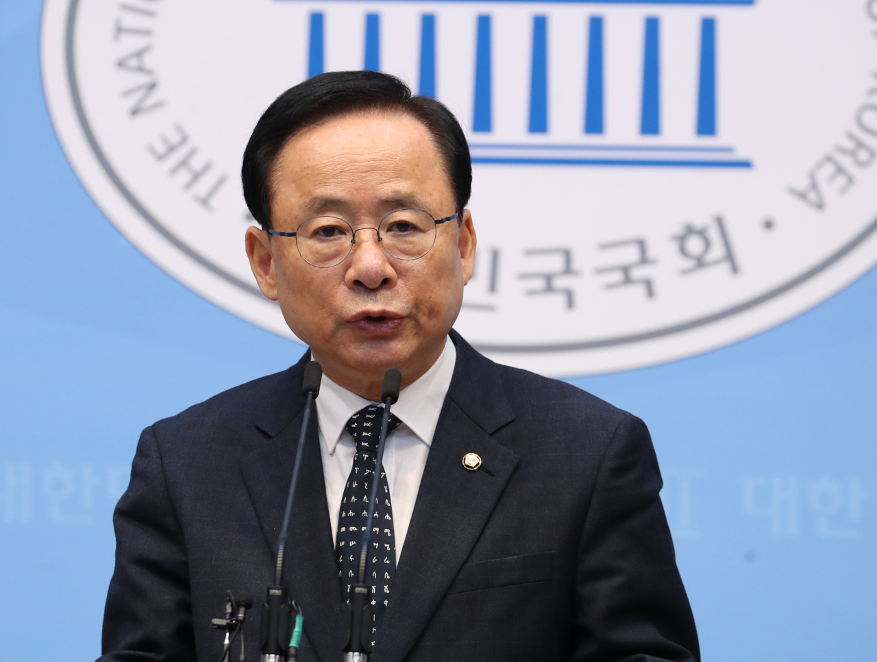 미래통합당 4·15 총선 공천에서 배제(컷오프)된 뒤 무소속 출마를 고민해온 5선의 이주영 의원(경남 창원시 마산합포구)이 23일 오후 서울 여의도 국회에서 불출마 선언을 하고 있다. [연합]