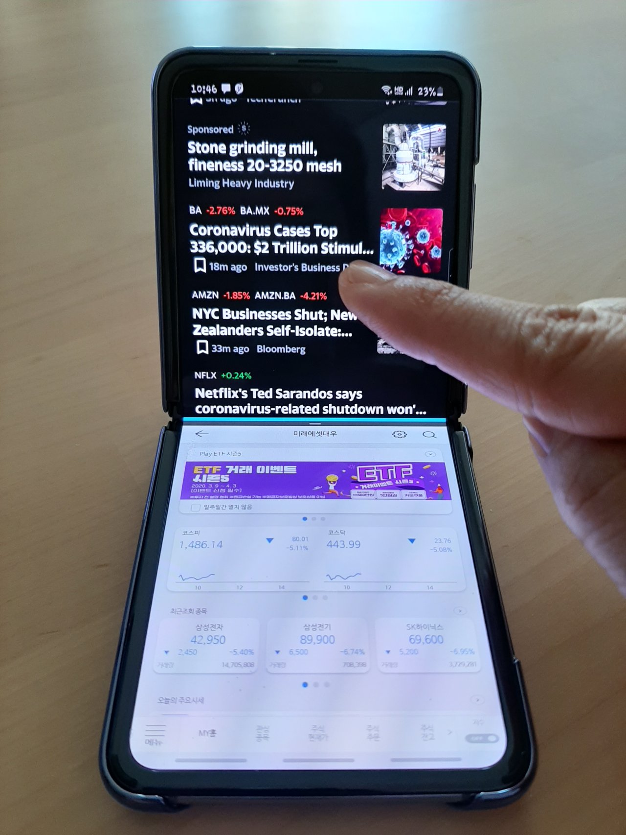 Multitasking on Galaxy Z Flip (Photo by Song Su-hyun /The Korea Herald)