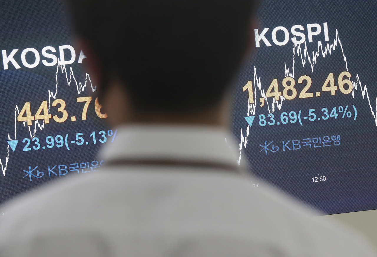 23일 서울 여의도 KB국민은행 딜링룸 전광판에 장을 마친 코스피와 코스닥지수가 표시돼 있다. 이날 코스피는 83.69포인트 하락한 1482.46에 마감했고, 코스닥은 23.99포인트 내린 443.76에 장을 마쳤다. [연합]