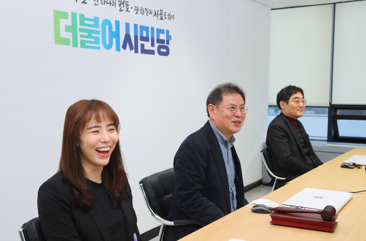 더불어민주당이 참여하는 범여권 비례대표용 연합정당 더불어시민당(더시민)의 정도상 공천관리위원장(가운데)과 공천관리위원들이 22일 오후 서울 여의도 당사에서 열린 공천관리위원회에서 웃으며 대화하고 있다. 연합뉴스