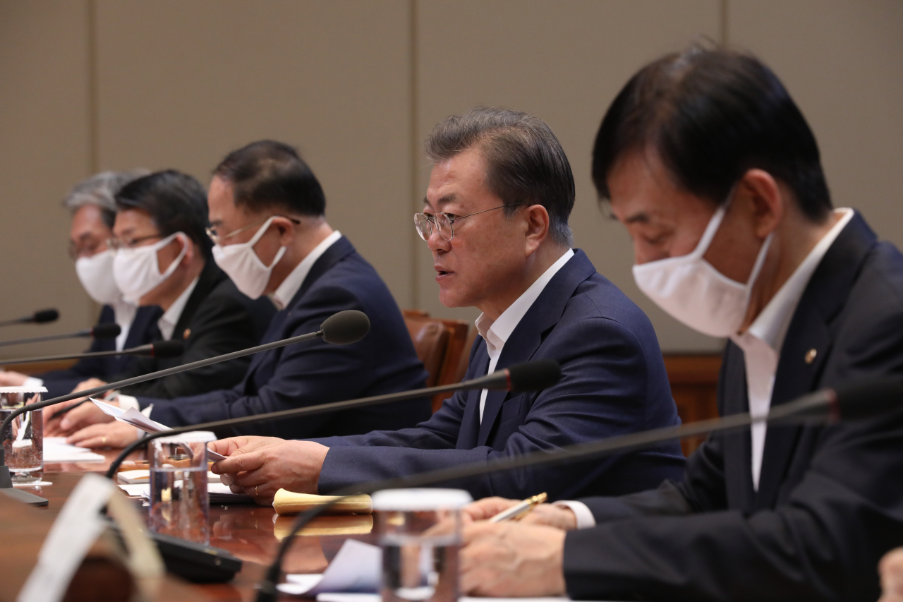 문재인 대통령이 19일 청와대에서 열린 코로나19 대응 논의를 위한 1차 비상경제회의에서 발언하고 있다. [연합]