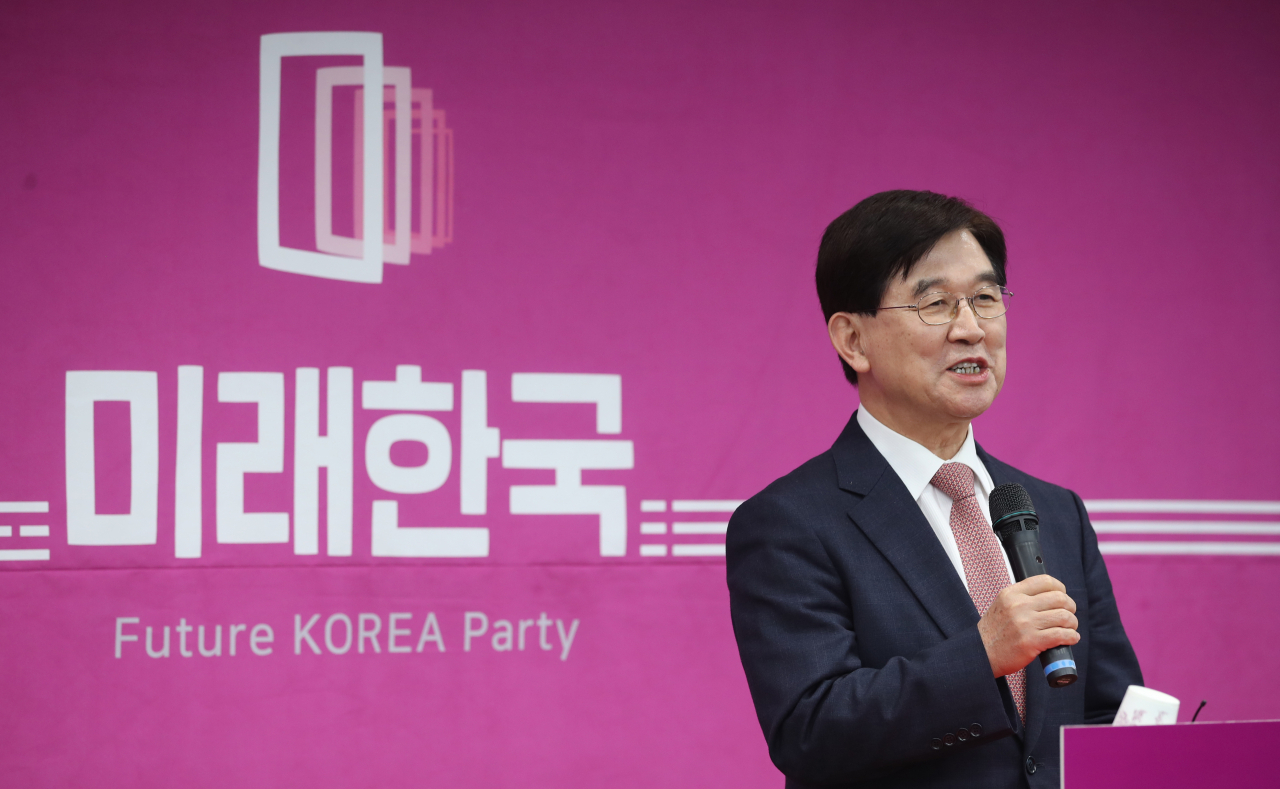배규한 미래한국당 공천관리위원장이 23일 오후 서울 영등포구 여의도 미래한국당 당사에서 비례대표 후보 명단을 발표하고 있다. [연합]