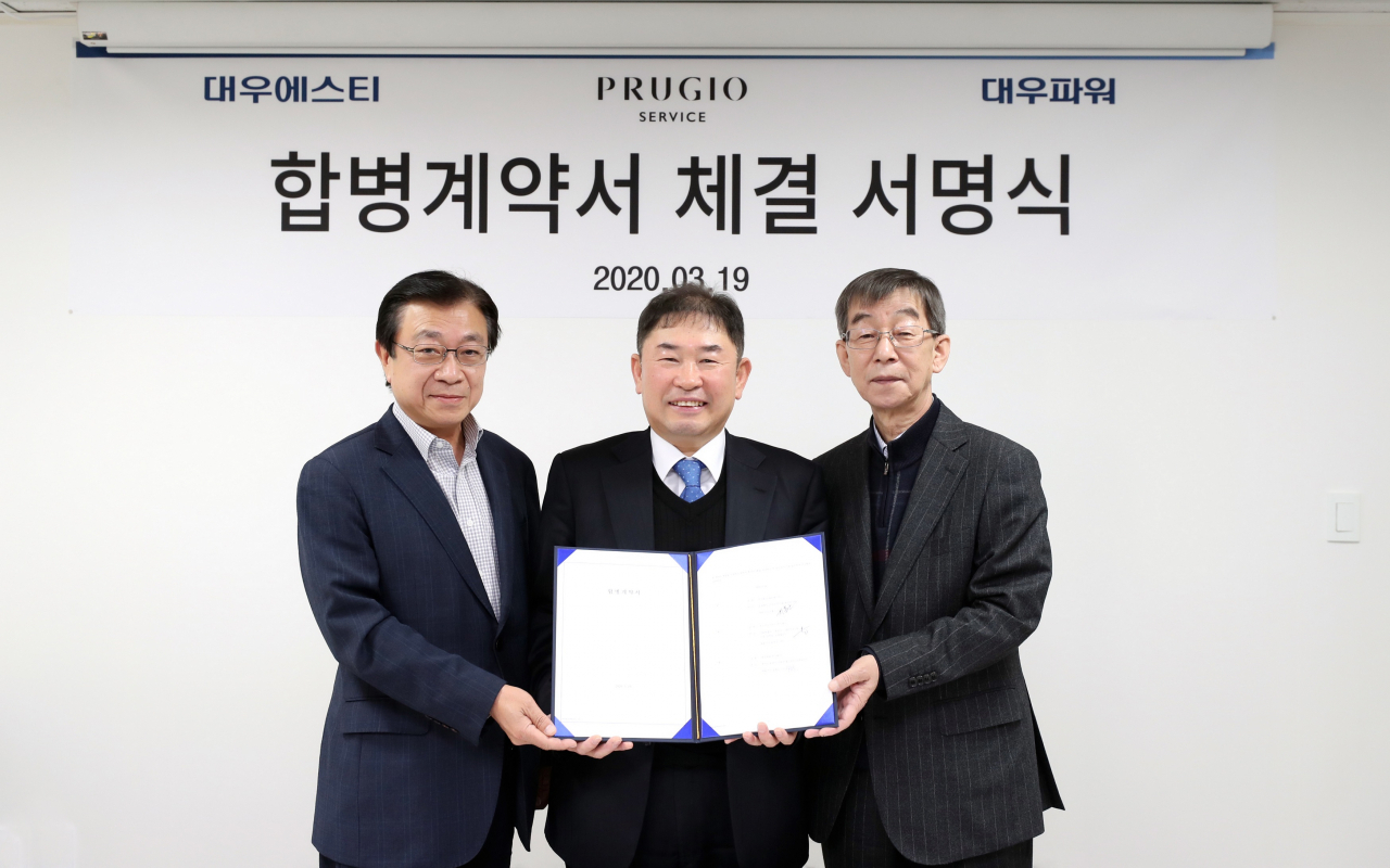 지난 19일 푸르지오서비스 본사에서 열린 ‘합병계약서 체결 서명식’에서 (왼쪽부터) 대우에스티 지홍근대표, 푸르지오서비스 윤우규대표, 대우파워 장복수대표가 합병계약서를 들고 있다. [대우건설]