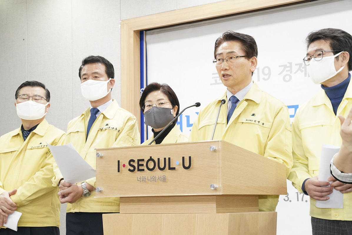 지난 17일 서울시청에서 ‘긴급재정지원 촉구문’을 발표하는 김영종 종로구청장. [종로구 제공]
