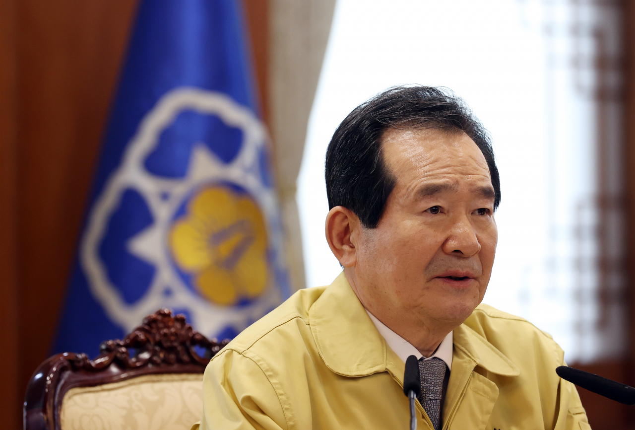 정세균 국무총리가 23일 오후 정부서울청사에서 대한환자안전학회장, 대한감염학회장 등이 참석한 가운데 열린 코로나19 유관학회 간담회에서 발언하고 있다. [연합]