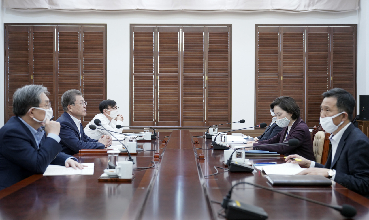 문재인 대통령이 23일 오후 청와대 여민관에서 유은혜 사회부총리 겸 교육부 장관의 개학일정 연기 등에 대한 특별보고를 받고 있다. [연합]
