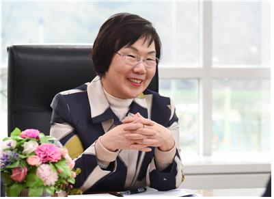 이미경 코이카 이사장이 23일 코로나19 관련 임원 회의에서 4개월간 월급의 30%를 반납하여 기부하기로 했다고 밝혔다. [코이카 제공]