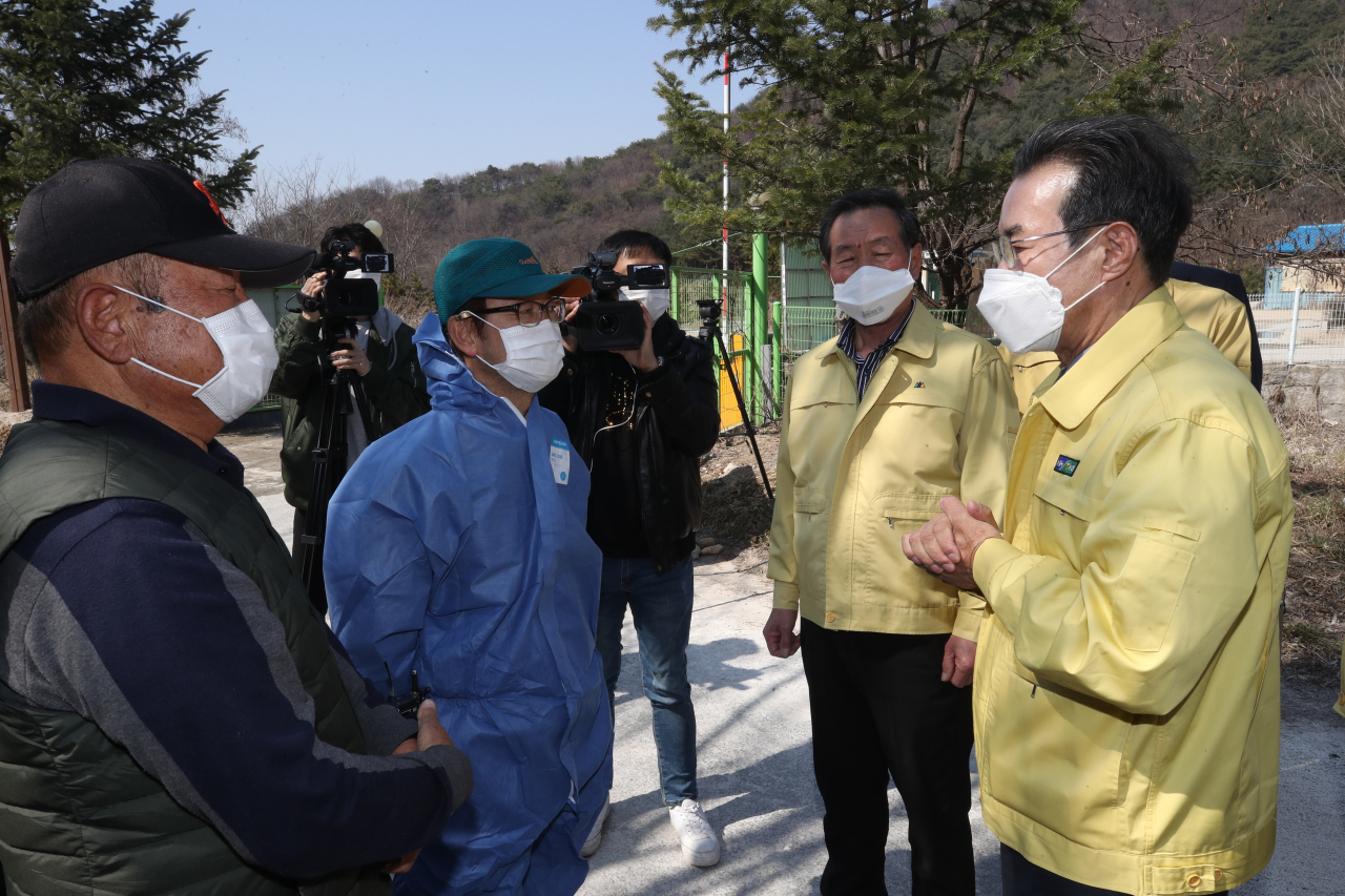 이성희 농협중앙회장(오른쪽)이 철원지역 ASF 방역상황을 점검하며 현지 사육농가 관계자들과 효율적인 대응방안에 대해 의견을 나누고 있다. [농협 제공]
