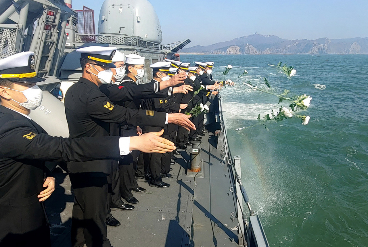 해군 2함대 소속 황도현함 장병들이 천안함 10주기를 맞아 지난 23일 백령도 인근 해상에서 헌화를 하고 있다.[사진=해군]