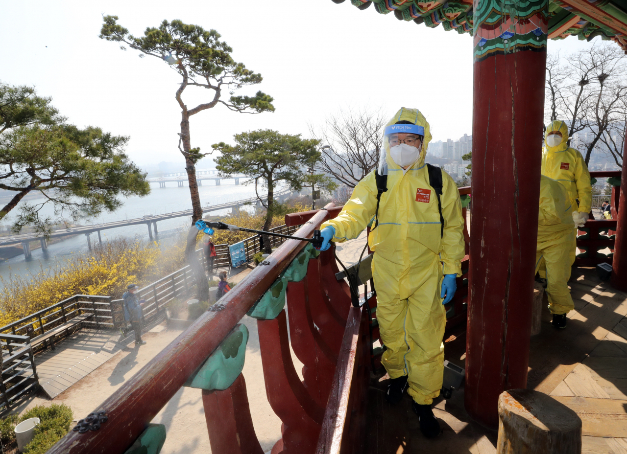23일 정원오 서울 성동구청장과 구청 방역 관계자들이 개나리가 만개한 응봉산 공원을 방역하고 있다. 구청은 응봉산 개나리 축제는 코로나19 확산 방지를 위해 취소되었지만 시민들의 발길이 계속된다며 화장실, 난간 손잡이 등의 방역을 진행했다. 연합뉴스