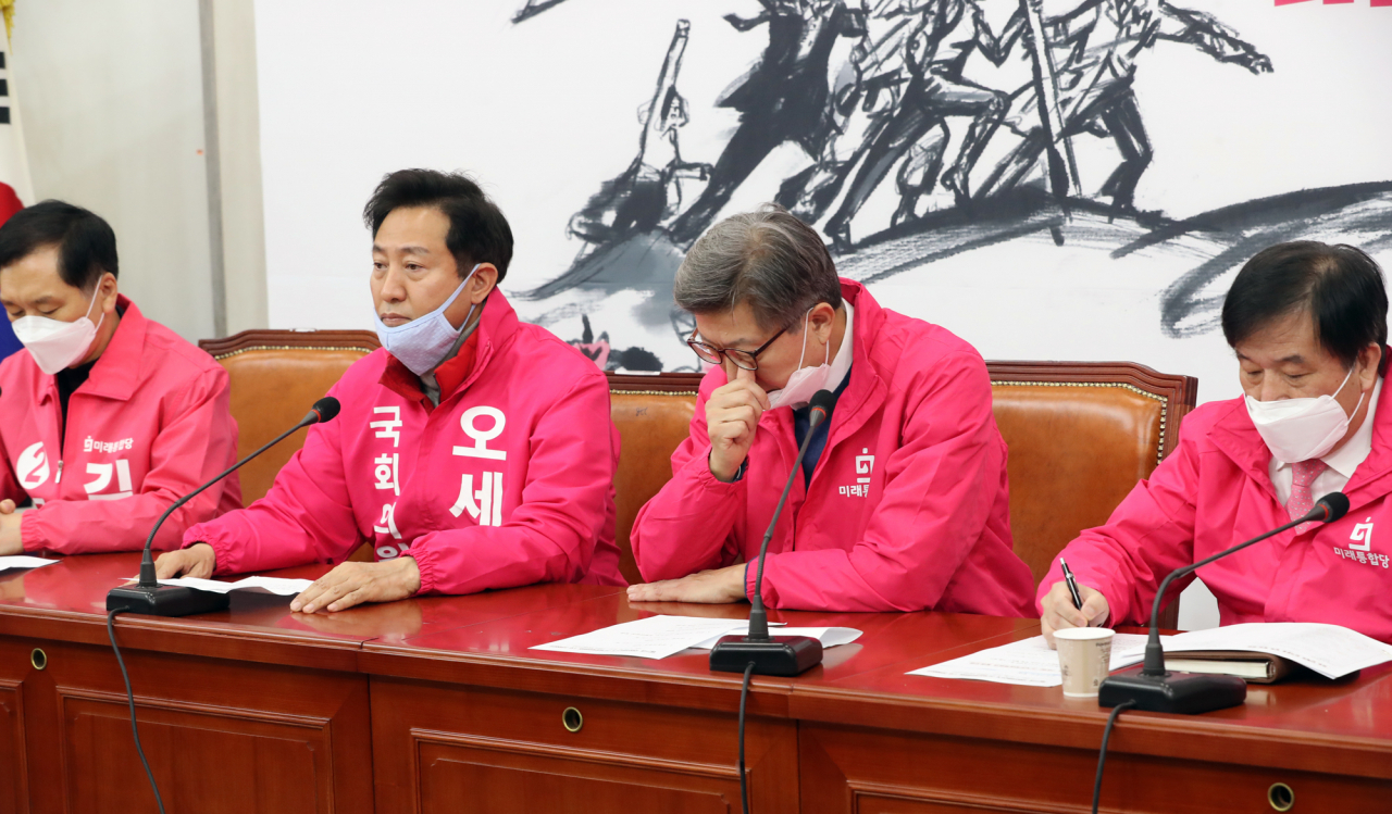 박형준 미래통합당 공동선대위원장이 24일 오전 국회에서 열린 선거전략대책회의에서 잠시 생각에 잠겨 있다. [연합]