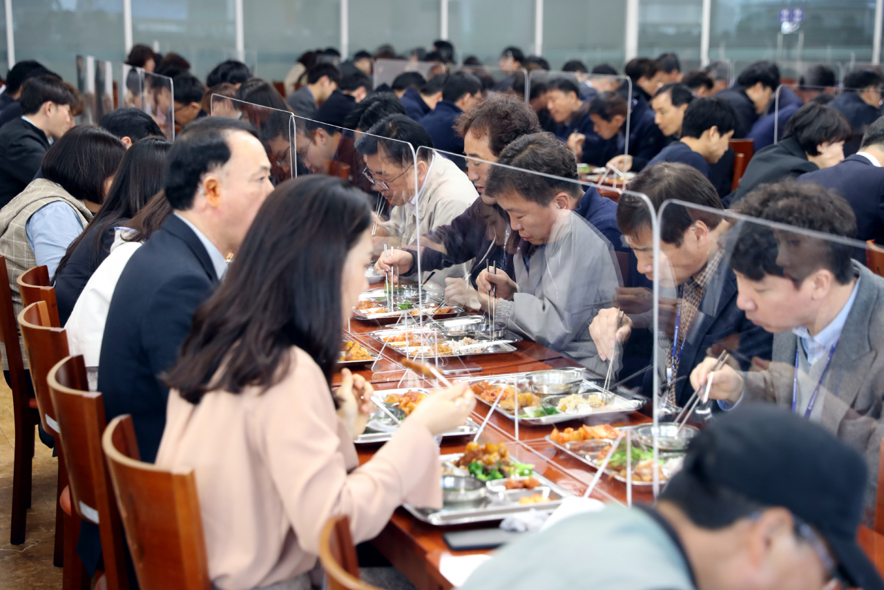 광주시가 코로나19 예방을 위해 23일부터 청사 구내식당에 투명 가림막을 설치·운영한다고 밝혔다. 광주시 구내식당에 투명 가림막이 설치되어 있다. 연합뉴스