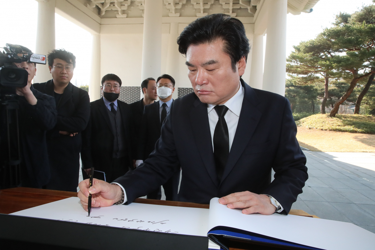 미래통합당의 비례대표 위성정당인 원유철 미래한국당 대표가 24일 서울 동작구 국립서울현충원에서 현충탑 참배 후 방명록을 작성하고 있다. [연합]