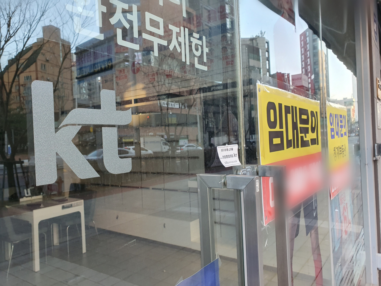 24일 오전 서울 성동구의 폐업한 KT 대리점에 임대문의가 붙어있는 모습. 전국이동통신유통협회의 내부조사에 따르면, 올 2월 기준 통신 유통 대리점의 매출은 전년대비 70% 급감했다. [사진=김민지 기자/jakmeen@]