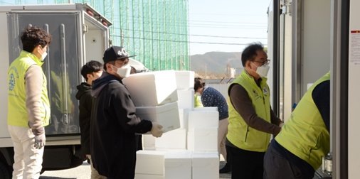 사진설명: 국제로타리클럽 회원들과 정직한식사 임원진들